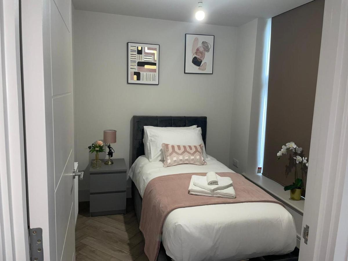 Wimbledon Luxury 3Bedroom Apartment Raynes Park Εξωτερικό φωτογραφία